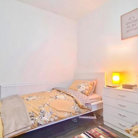 Deluxe Private Room In Manor Park Londres Exterior foto